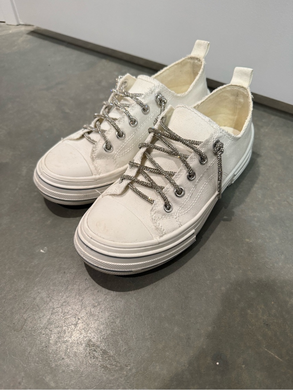 Very G Cream Low-Top Canvas Sneakers with Metallic Silver Laces